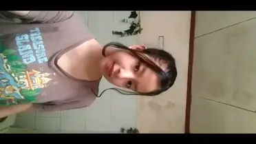 Cewek Sange Mau Mandi Malah Colmek Basah Kuyup